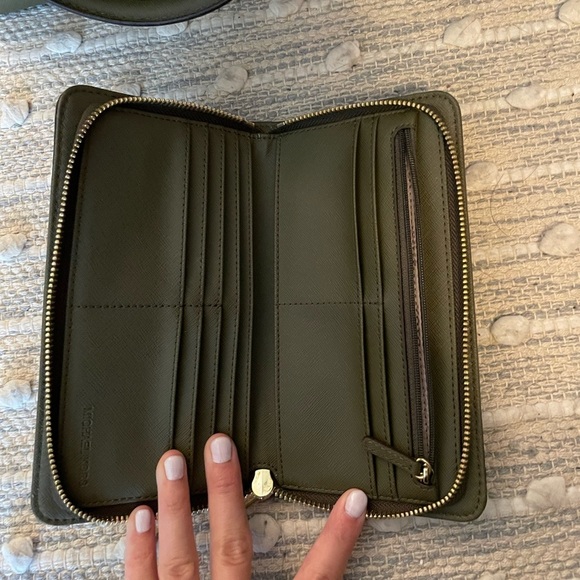 Michael Kors Hamilton Traveler Olive Color with matching wallet - Picture 13 of 14